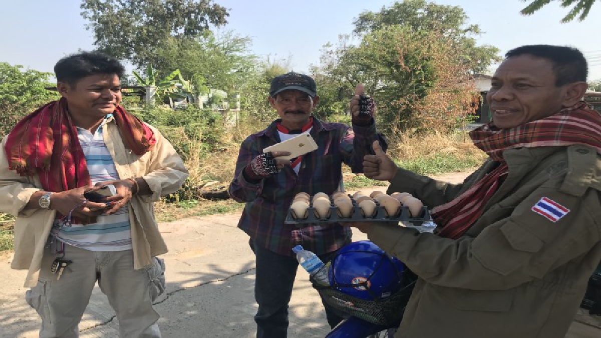 ไอเดียเก๋!! ผุดอาชีพแปลก รถเร่ตระเวณ "ไข่แลกโทรศัพท์" สร้างรายได้ดีกว่าเดือนละ 10,000 บาท (ชมคลิป)
