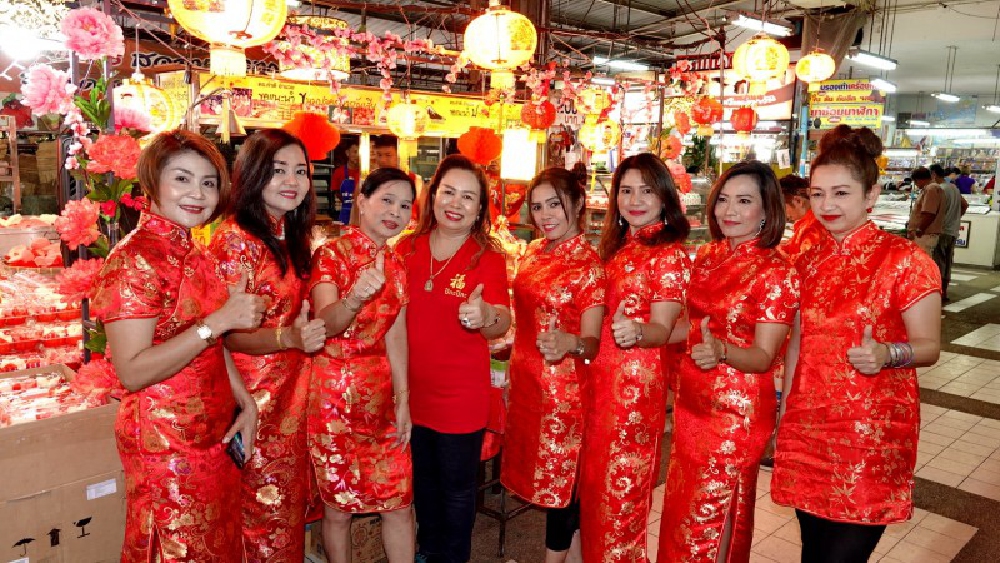 ปทุมธานี เจ้าของร้านขนมใส่ชุดเทพเจ้าเรียกลูกค้าพร้อมแจกอั่งเปากับปชช.ที่ใส่ชุดแดง