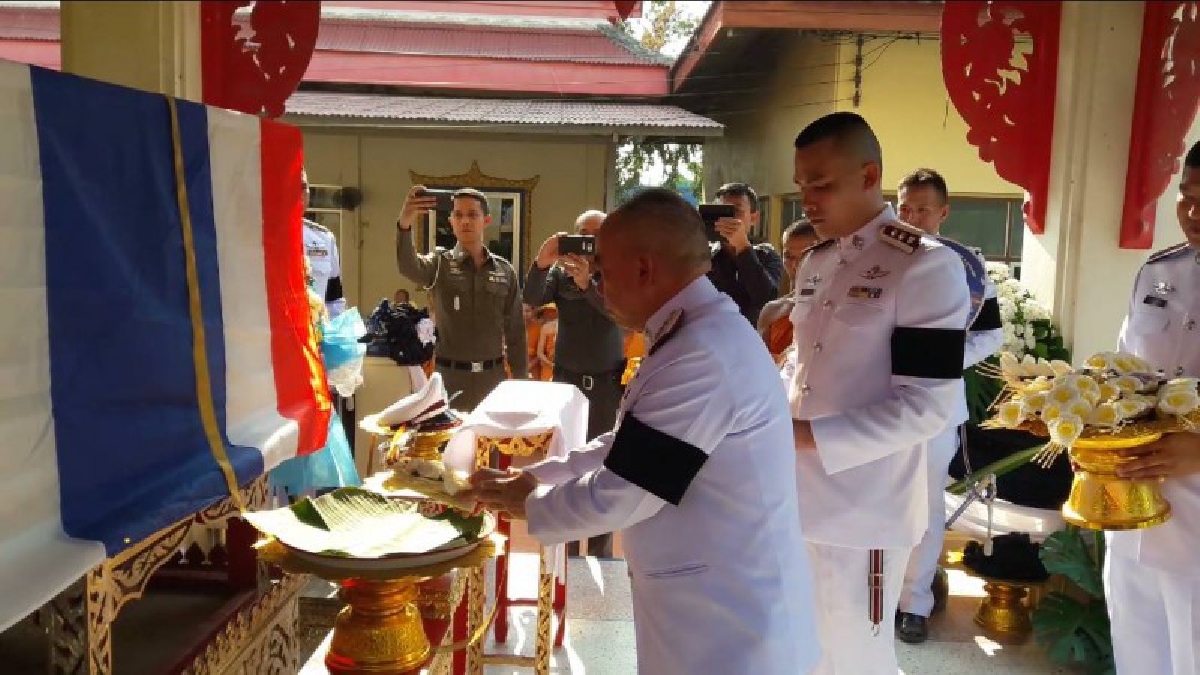 หลั่งน้ำตาอาลัยท่วมวัด !! พิธีพระราชทานเพลิงศพ รอง สวป.ผู้กล้า เพื่อน ตร.และประชาชน ร่วมอาลัยแน่นวัด (มีคลิป)