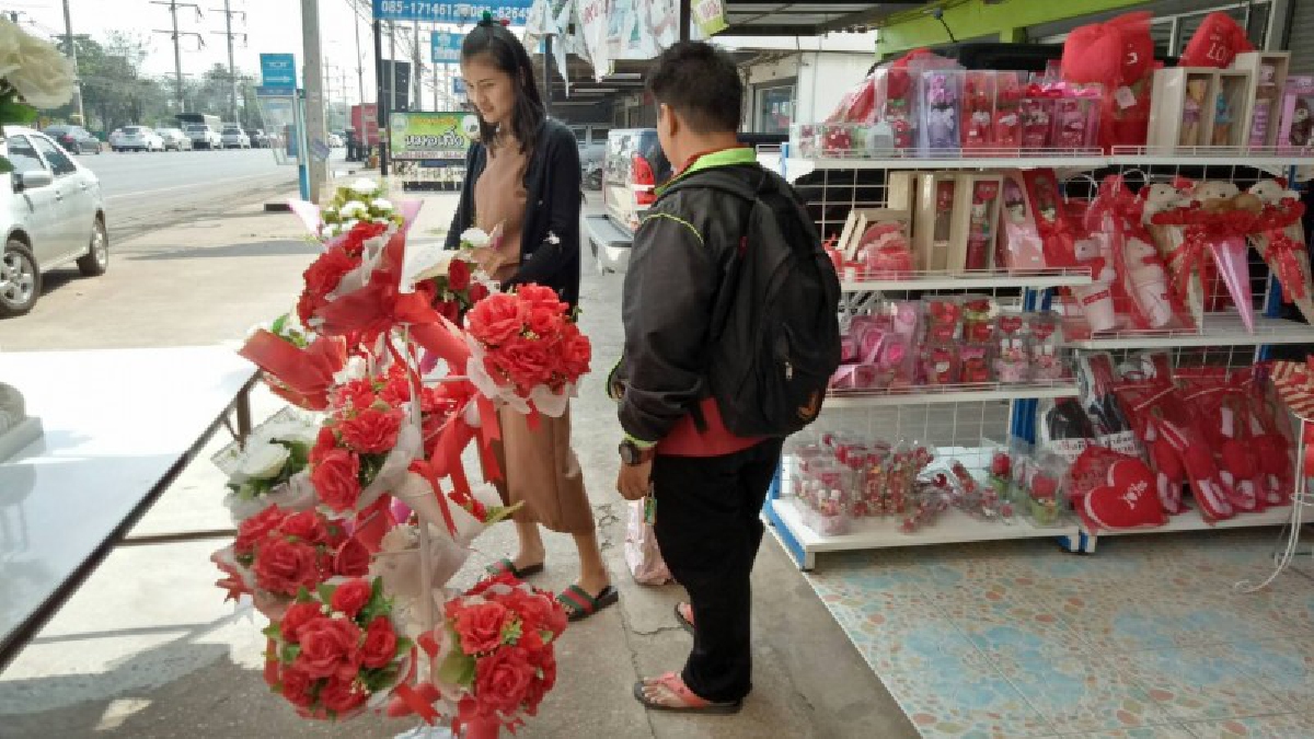 บรรยากาศก่อนวันวาเลนไทน์ หนุ่ม –สาวฉันทนาสั่งจองดอกไม้ล่วงหน้า ขายราคาตั้งแต่ดอกละ 10 บาท ถึงช่อละ 1,000 บาท(มีคลิป)