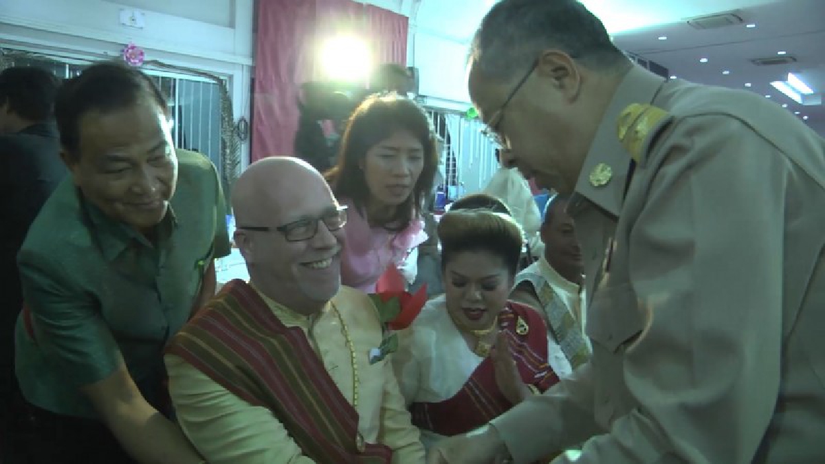 สุดเข้มขลังอลังการ !! “พิธีฮาวปลึงจองได” แบบฉบับเขมรโบราณ และฉลองมงคลสมรสหมู่นานาชาติ 28 คู่รัก ก่อนจะขึ้นจดทะเบียนบนหลังช้าง (ชมคลิป)
