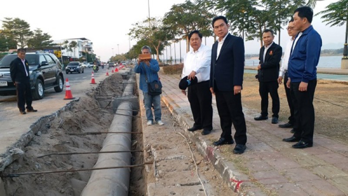 ผู้ว่าฯรุดตรวจสอบ โครงการวางท่อระบายน้ำริมโขง ยันเขื่อนไม่ทรุด พร้อมกำชับโยธา ให้วางเหล็กยึดถนนกับเขื่อน ป้องกันถล่ม (มีคลิป)