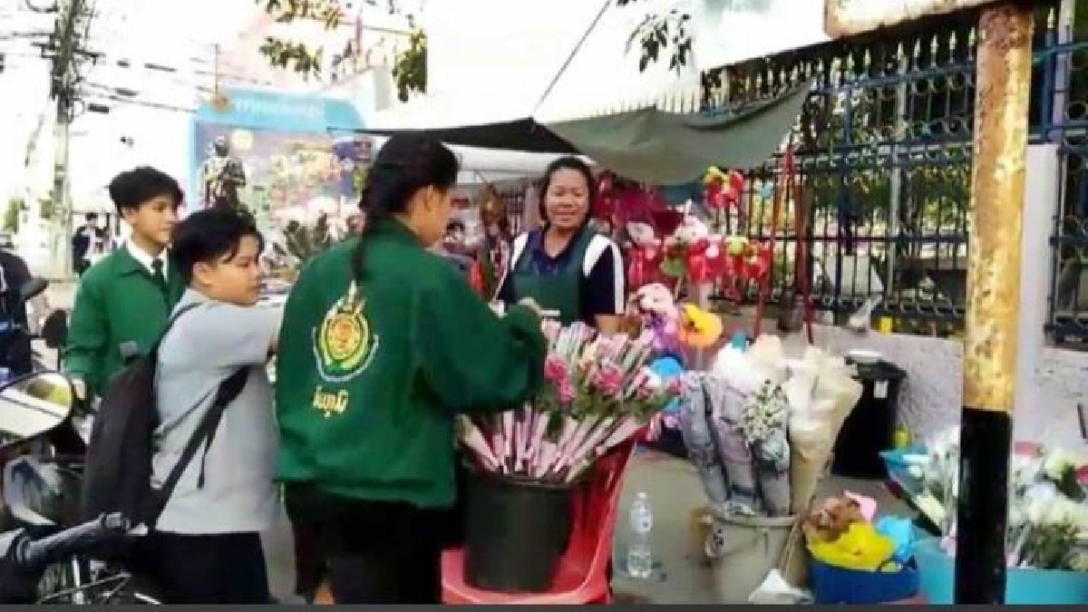 วันวาเลนไทน์ ปี 61 ที่ชัยภูมิสุดคึกคัก นศ.ประชาชน แห่ซื้อดอกกุหลาบสีแดงให้แก่กันสุดชื่นมื่น (ชมคลิป)