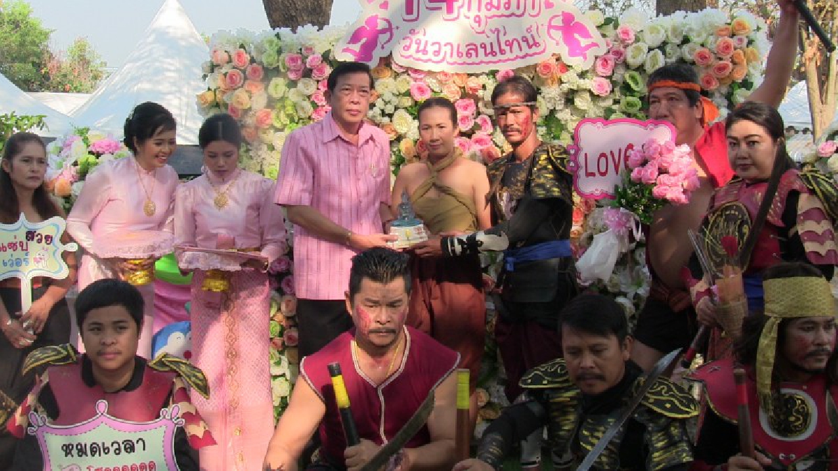มงคลชีวิต ! นักรบโบราณจูงมือสาวบ้านป่าจดทะเบียนหน้าองค์พระนอนที่ยาวที่สุดในโลก ท่ามกลางเหล่านักรบที่มาเป็นพยาน (ชมคลิป)