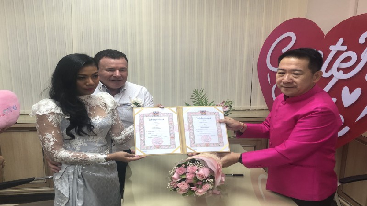 คู่รักทั้งชาวไทยและต่างชาติต่างเดินทางมารอจดทะเบียนสมรสเพื่อร่วมกิจกรรม ในวันวาเลนไทน์ ที่ อ.บางละมุง ท่ามกลางบรรยากาศที่อบอวลไปด้วยความรัก