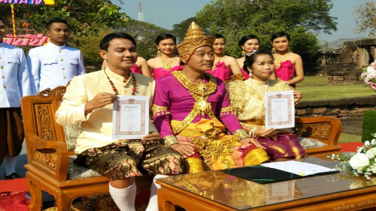 ครองรักกันยืนยาว !! ครั้งแรกในไทย..จดทะเบียนสมรสในปราสาทหินรักนิรันด์พิมายพันปี (มีคลิป)