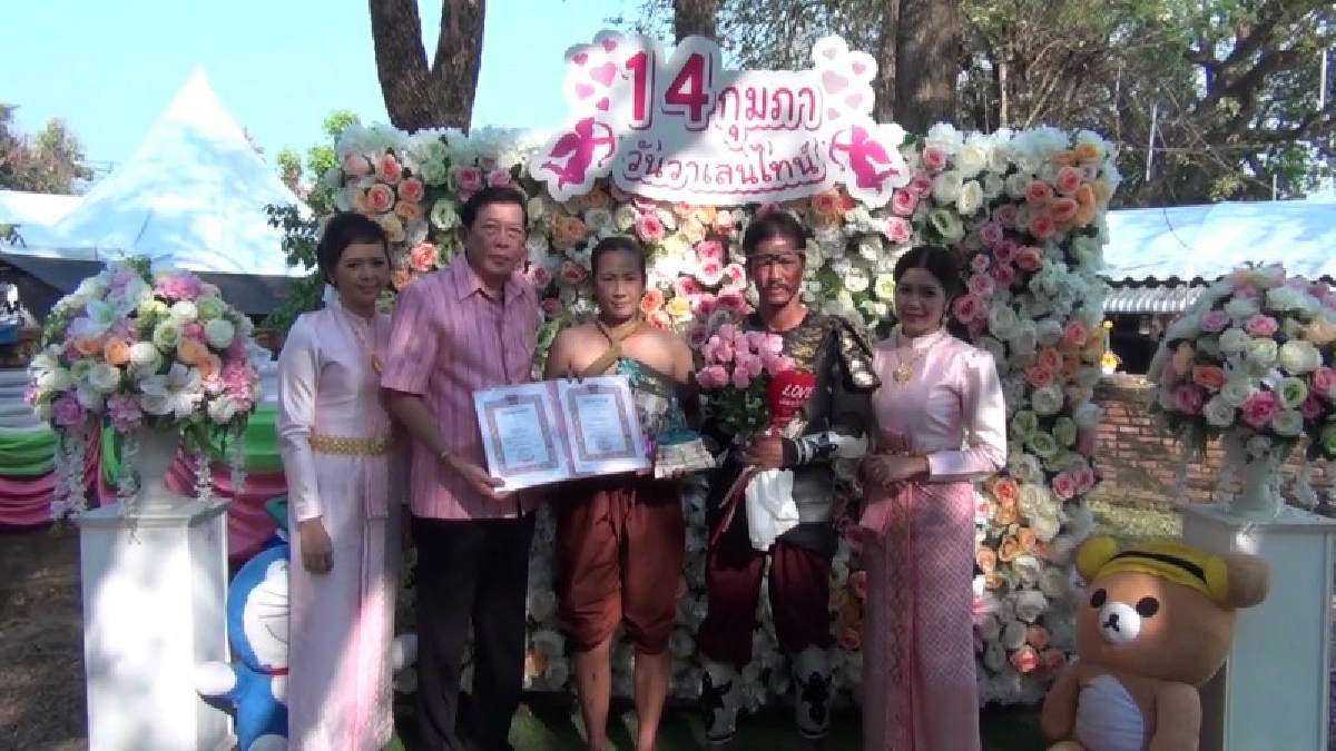 อ่างทอง อำเภอโพธิ์ทองจัดงานจดทะเบียนสมรสหน้าพระใหญ่วัดขุนอินเพื่อความเป็นสิริมงคลชีวิตรักอยู่ยาวนาน