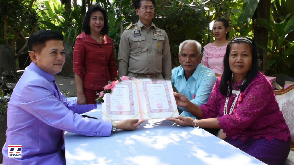 อายุเป็นเพียงตัวเลข !! เจ้าบ่าววัย 62 ปี จูงมือเจ้าสาววัย 53 ปี ร่วมพิธีจดทะเบียนสมรส ในงานวิวาห์หลานย่า เนื่องในวันแห่งความรัก (คลิป)