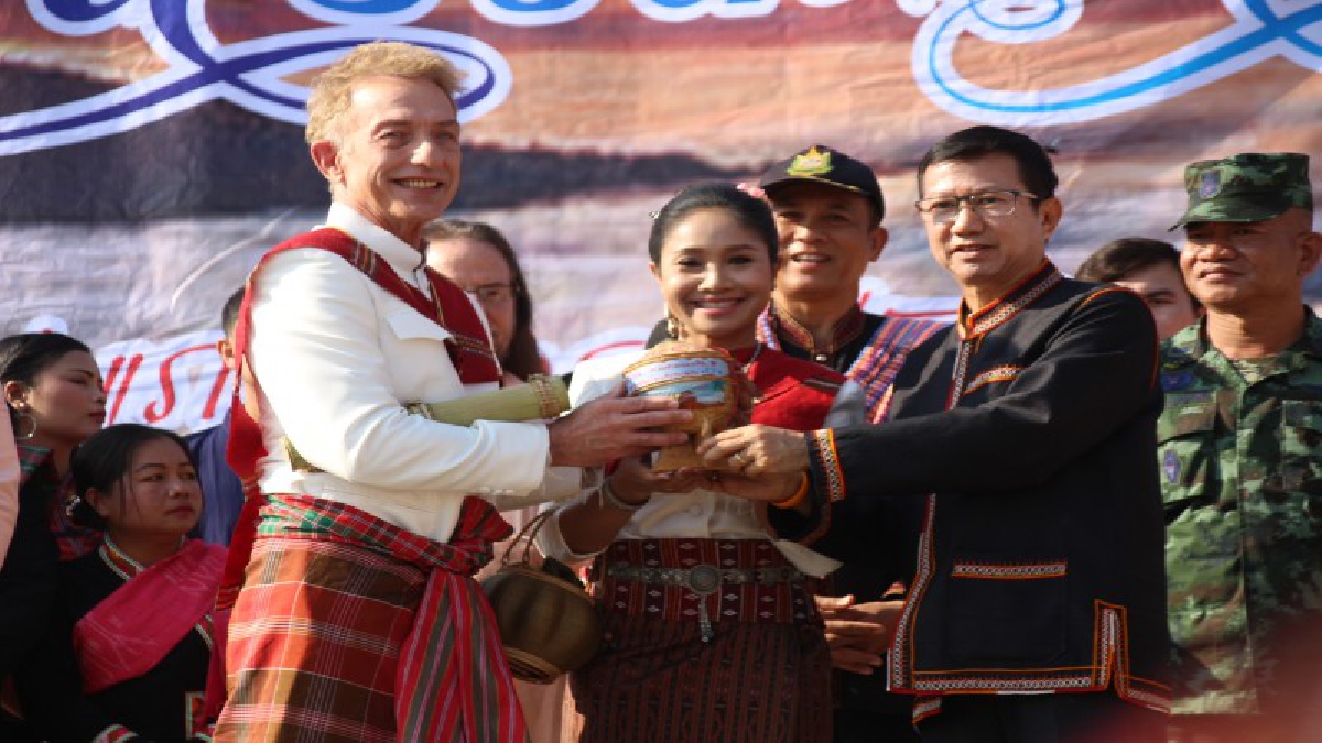 ผวจ.ศรีสะเกษ ! มอบกระติ๊บข้าวเหนียวและอวยพรให้ 49 คู่รัก ให้รักกันแน่นหนึบเหมือนกระติ๊บข้าวเหนียว  (ชมคลิป)