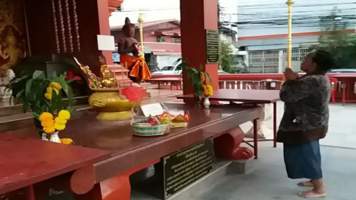 สุรินทร์ !! ชาวไทยเชื้อสายจีน แห่เซ่นไหว้เทพเจ้าและบรรพบุรุษ ในวันตรุษจีนที่ศาลหลักเมือง เพื่อเสริมสิริมงคลแก่ตนและครอบครัว  (มีคลิป)