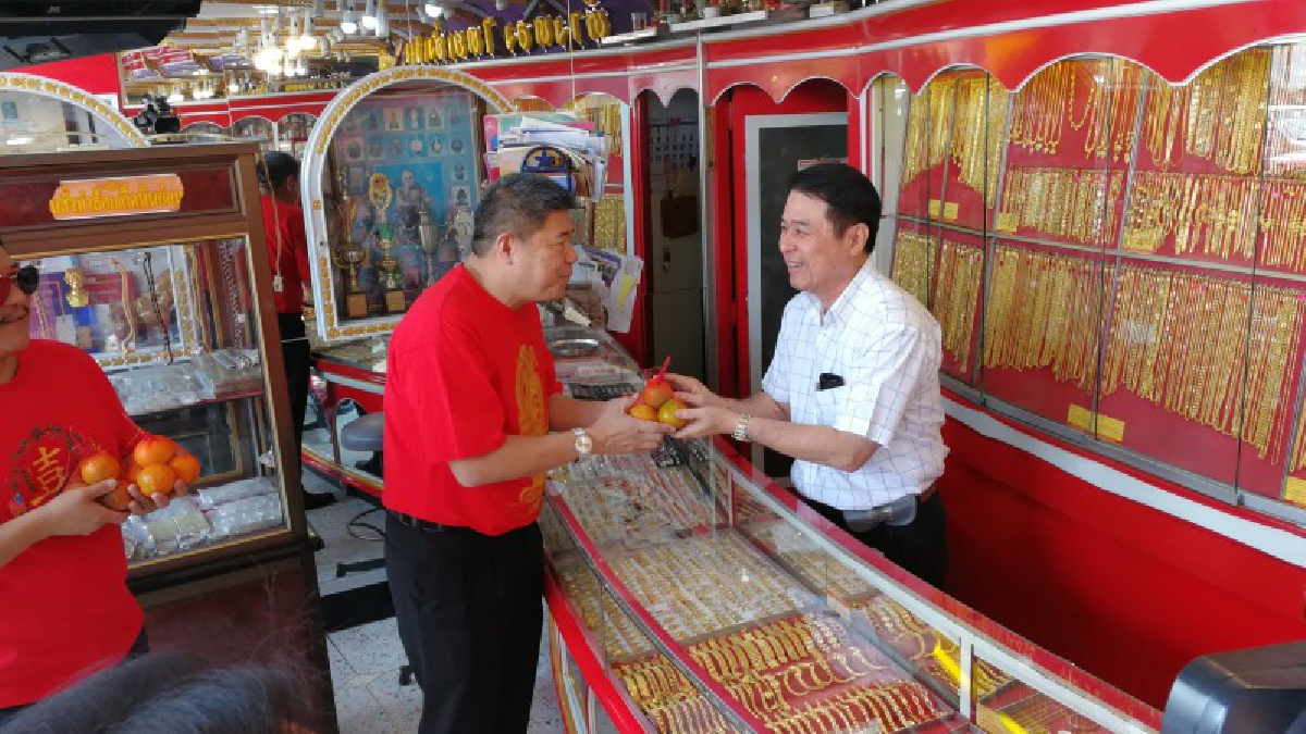 ผู้บริหารเทศบาลนคร..นครราชสีมา ออกมอบส้มมงคล ให้กับประชาชนและร้านค้า ในเทศกาลตรุษจีน (มีคลิป)