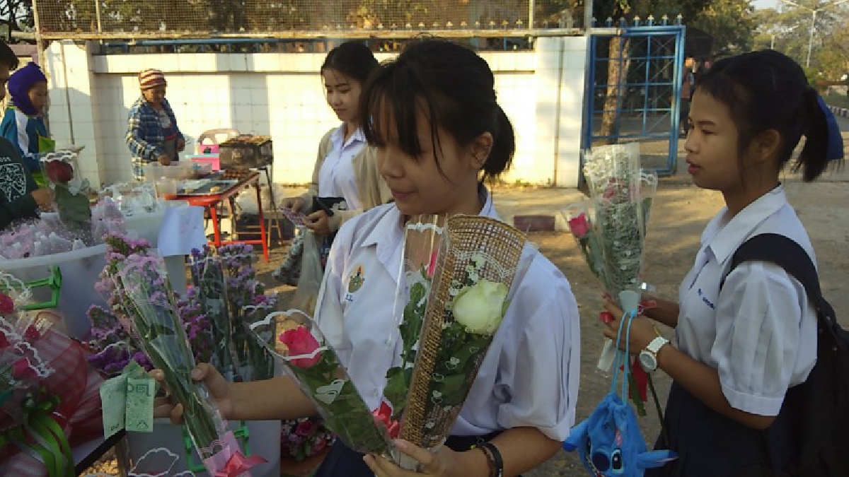 ชัยภูมิ !! บรรยากาศการเลือกซื้อดอกกุหลาบคึกคัก โดยเฉพาะตามบริเวณหน้าสถานศึกษา (ชมคลิป)