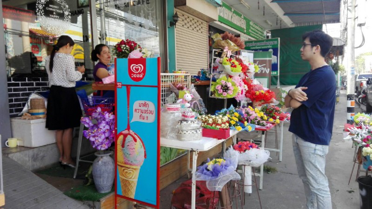 ร้านขายดอกไม้วันวาเลนไทน์ ในเขตเทศบาลเมืองหนองคายยังคึกคัก แม้ดอกไม้จะมีราคาแพงก็ตาม (ชมคลิป)