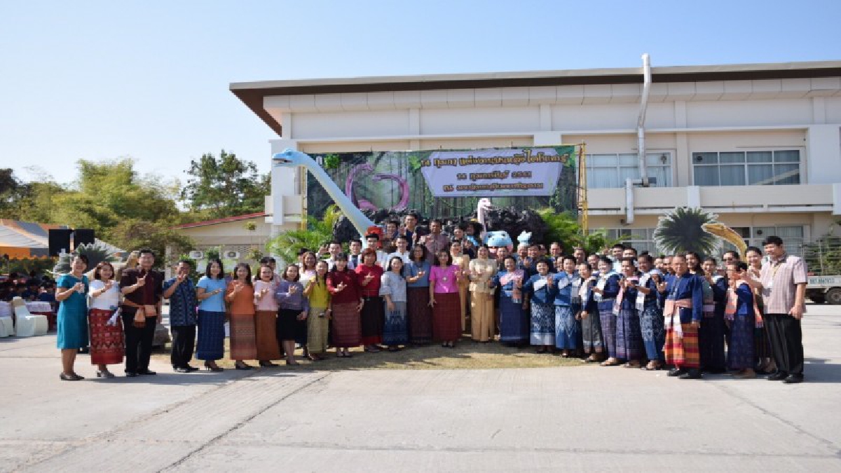 คณะการท่องเที่ยวและการโรงแรม มหาวิทยาลัยมหาสารคาม จัดงานวันวาเลนไทน์ แต่งเก๋ๆวิถีไทยบนหลังหุ่นปั้นไดโนเสาร์ (มีคลิป)
