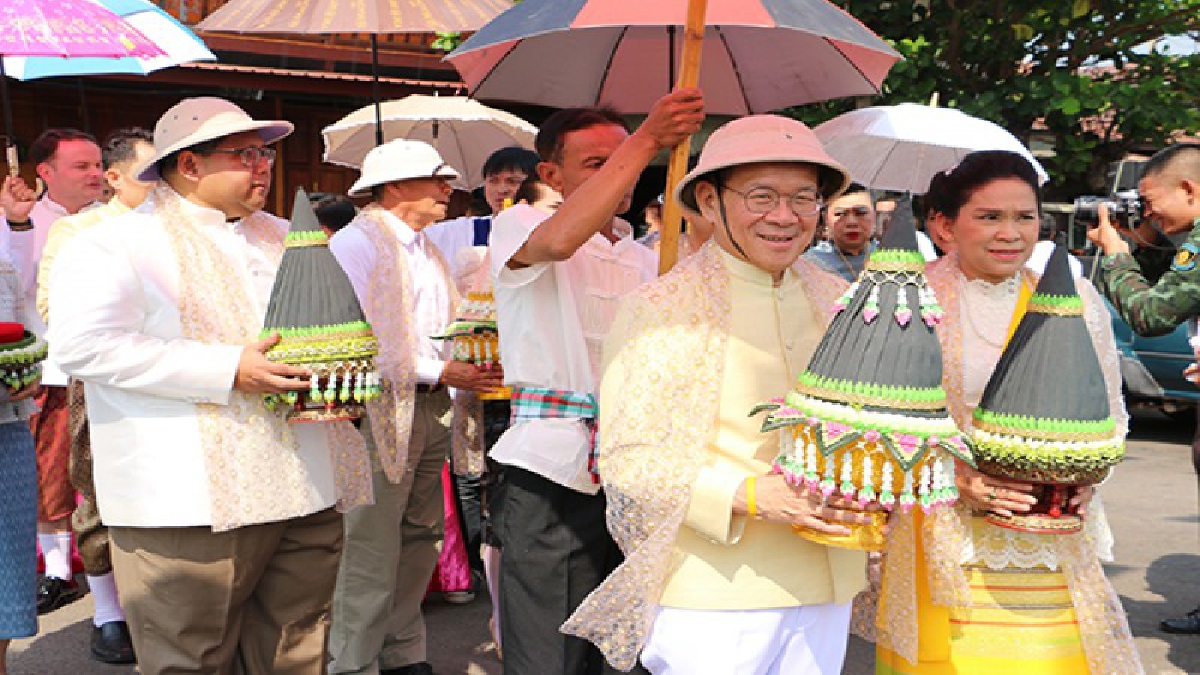 วันแห่งความรักแต่งชุดไทยย้อนยุคขึ้นรถไฟไปแต่งงาน”เติมรักวันวานย่านเก่าวังกรดฉลองสมรสบึงสีไฟ”
