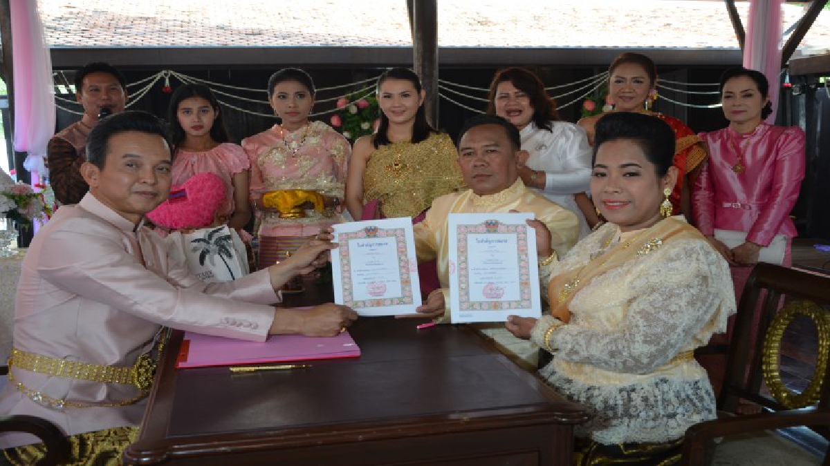 กรุงเก่าจัดยิ่งใหญ่ ขี่ช้างจดทะเบียนสมรส วันแห่งความรัก2 นักข่าวหนุ่มอยุธยา จูงมือ 2 นักข่าวสาว จดทะเบียนสมรสหมู่ 24 คู่ที่คุ้มขุนแผนกลางอุท