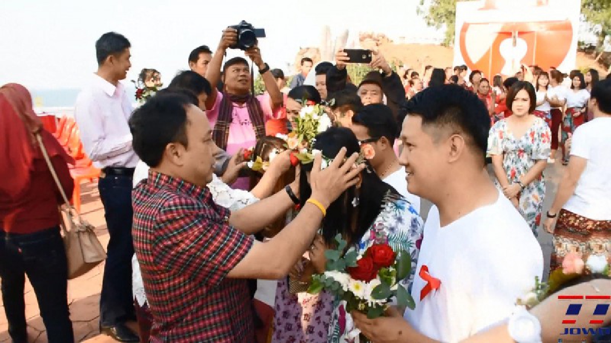 อำเภอนายายอาม ทำเก๋ นำคู่รัก จดทะเบียนสมรส คล้องกุญแจใจ เนินนางพญา พร้อมร่วมกิจกรรมอีกมากมาย (มีคลิป)