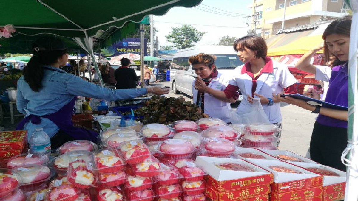 พ่อค้าแม่ค้าต่างพากันแต่งกายกี่เพ้าสีแดงทั่วตลาดต้อนรับตรุษจีน ในขณะที่เมืองพัทยาตรวจสอบอาหารไหว้วันตรุษจีน(มีคลิป)