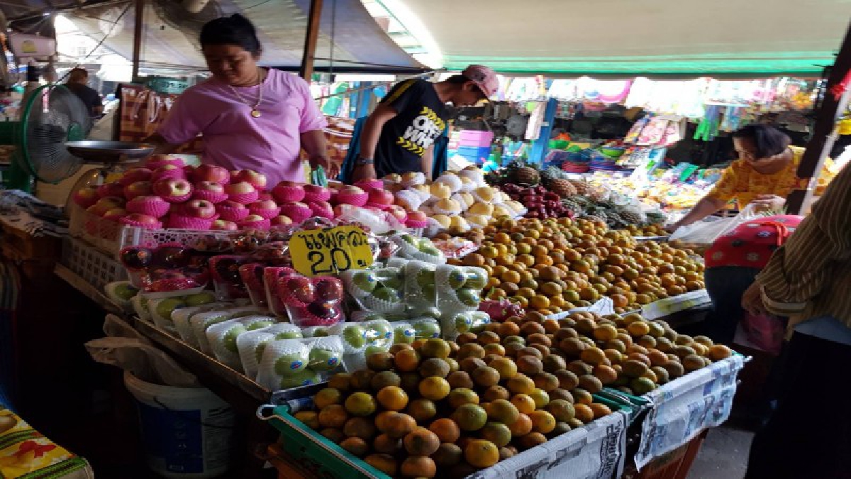 วันจ่ายเทศกาลตรุษจีน พบผลไม้ &ndash;ไก่-เป็ดไหว้เจ้า ขายไม่ดีเนื่องจากตลาดนัด-เปิดท้าย และห้างสรรพสินค้ามีเป็นตัวเลือกมาก