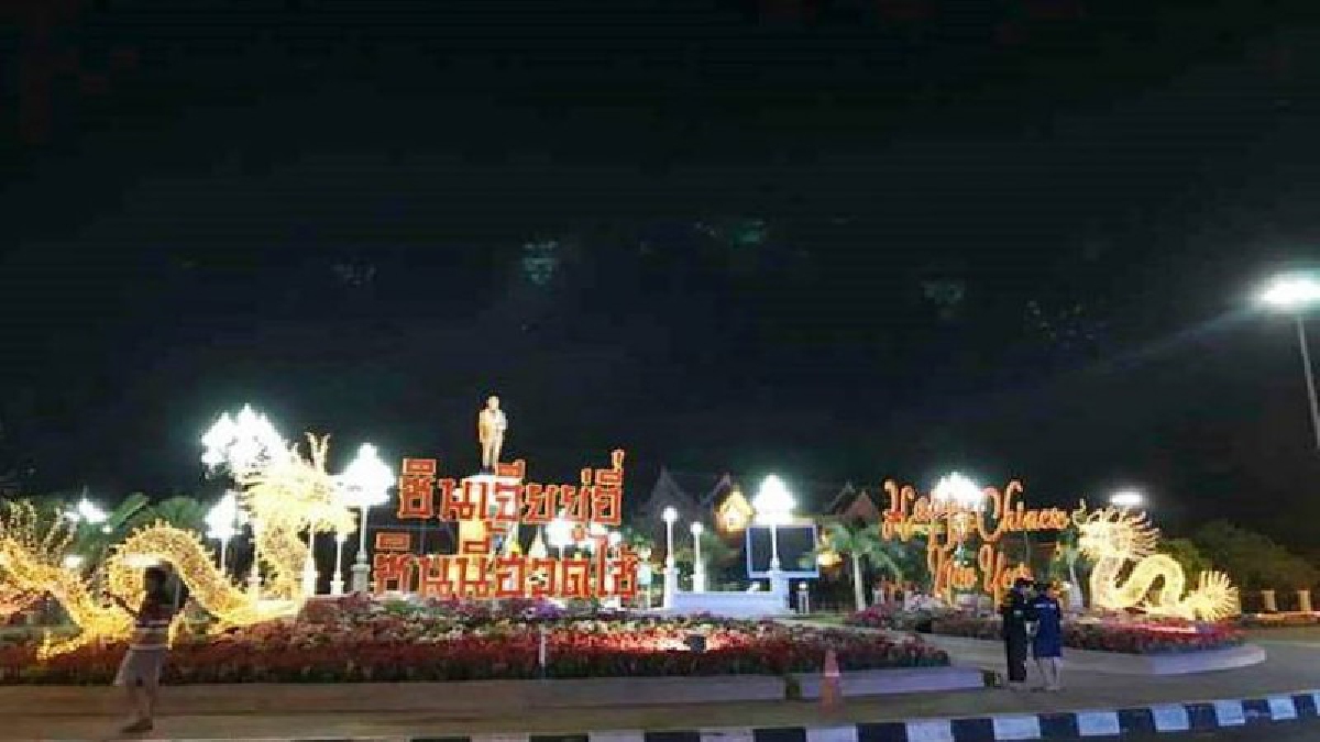 ประชาชนแห่ถ่ายภาพเซลฟี่ หลังจากเทศบาลเมืองชัยภูมิ ประดับโคมไฟสีแดง จัดงานเทศกาลตรุษจีนปี 2561 ยิ่งใหญ่ไม่แพ้จังหวัดอื่น (ชมคลิป)