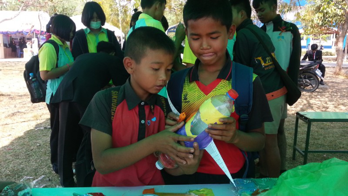 Open House เปิดโลกวิชาการสู่ Thailand 4.0 สถานศึกษาต้นแบบทวิภาคี สานพลังประชารัฐ คณะครู เจ้าหน้าที่และ นร.-นักศึกษากว่า 2 พันคนแห่ร่วมงาน