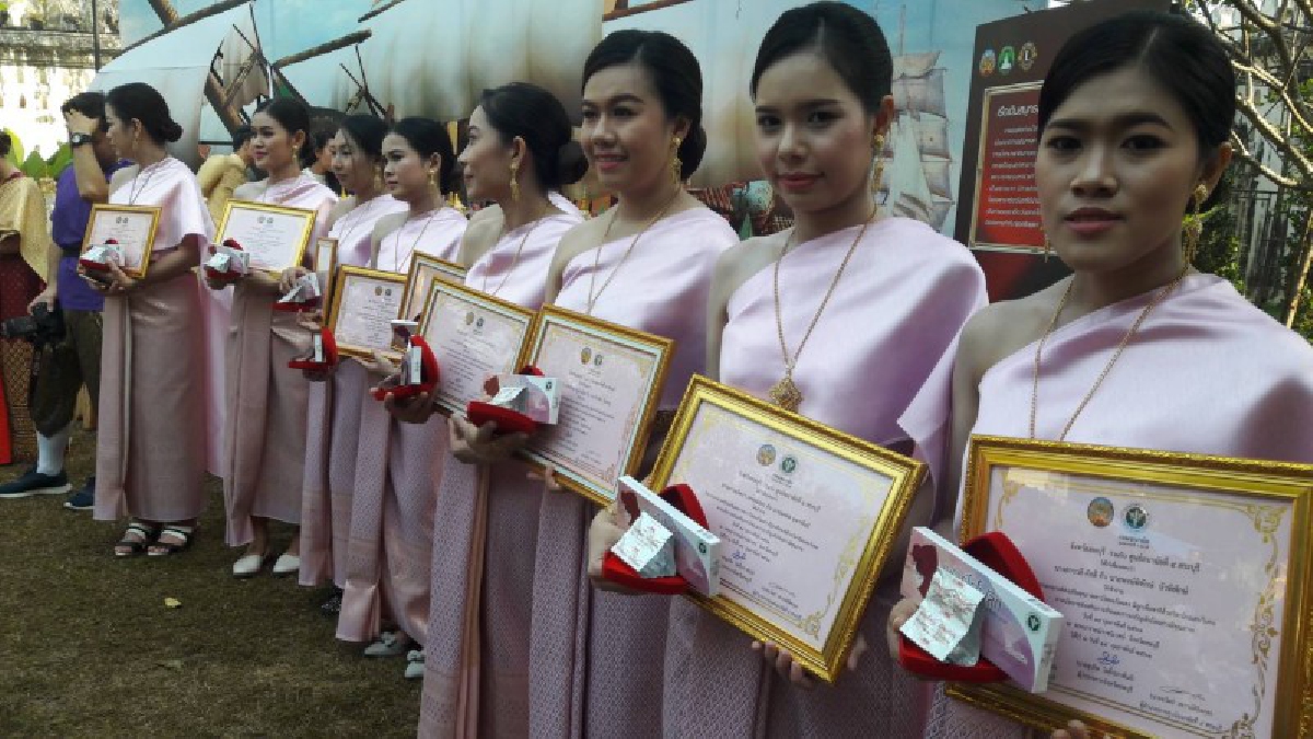 ลพบุรี คู่รัก 13 คู่แต่งไทยจดทะเบียนสมรสในวันแห่งความรัก ณ พระนารายณ์ราชนิเวศน์