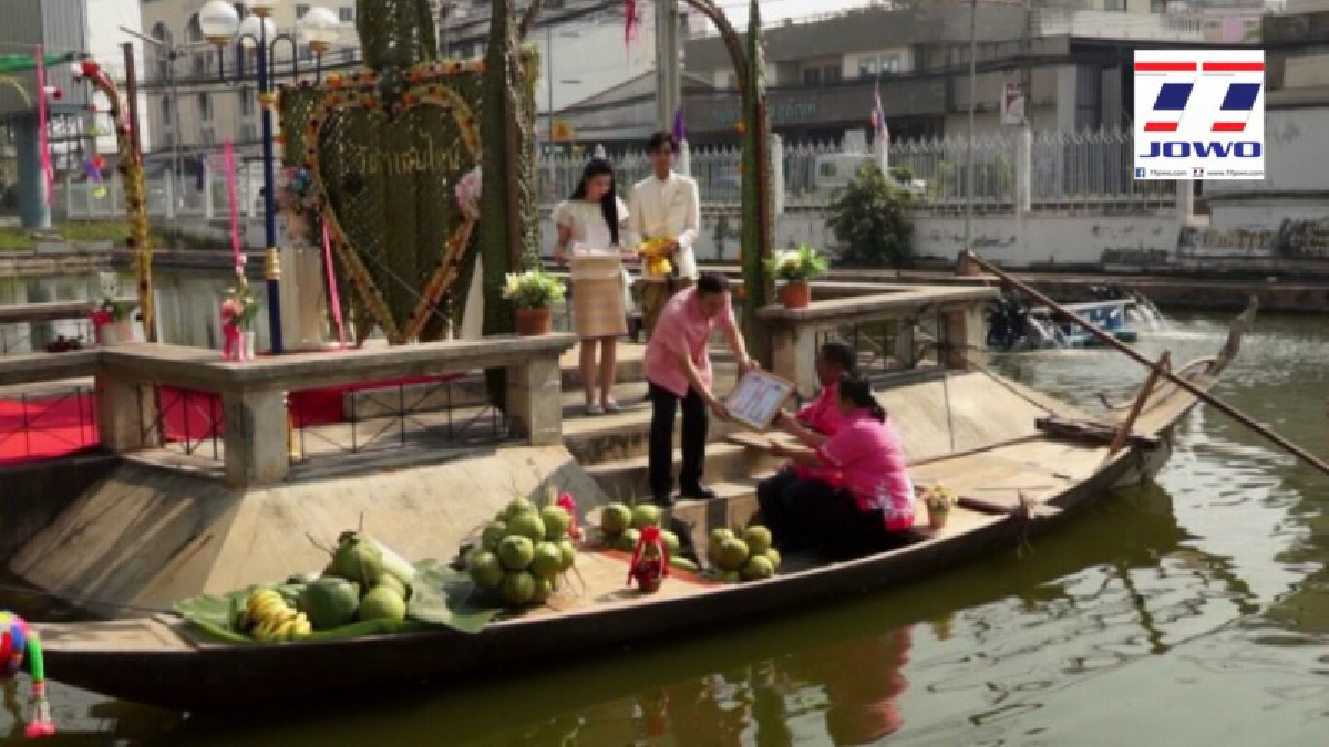 สมุทรสงครามจดทะเบียนสมรสบนเรือเปรียบอีกนัยหนึ่งที่ว่า &ldquo;ลงเรือลำเดียวกัน&rdquo; บรรยากาศเป็นไปอย่างคึกคัก