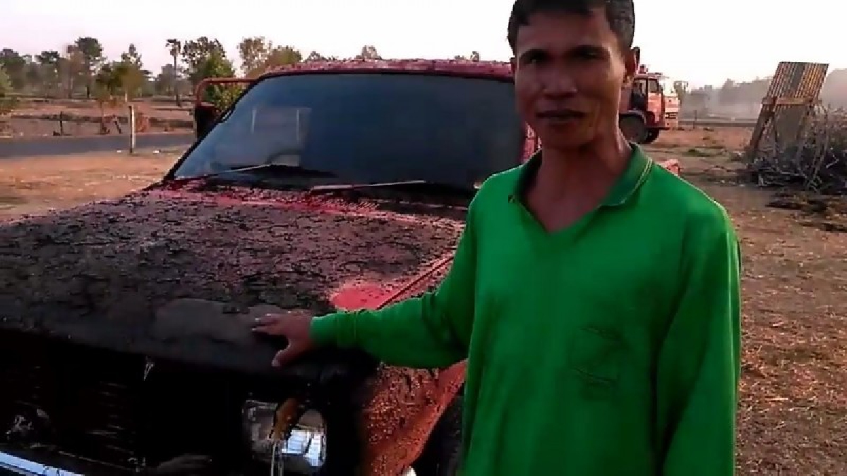 วินาทีหนีตาย ! หนุ่มพลังช้าง ฮึดสู้เข็นรถกระบะคู่ชีวิตออกจากเปลวเพลิงที่กำลังโหมกระหน่ำ ไหม้กองฟางอัดก้อนกว่า 1,000 ก้อน (ชมคลิป)