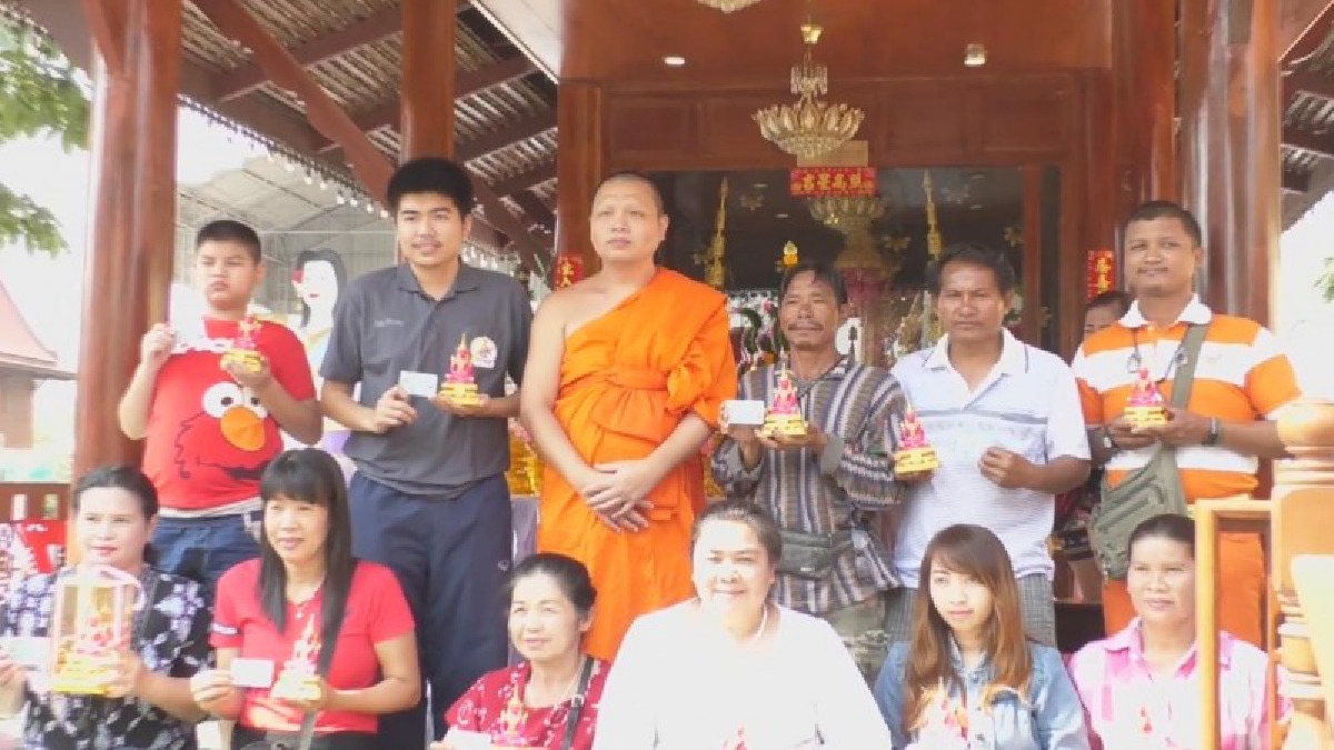 สุพรรณบุรี วันวาเลนไทน์นักท่องเที่ยวแห่เข้าวัดกราบไหว้ขอพรหลวงพ่อสีชมพู
