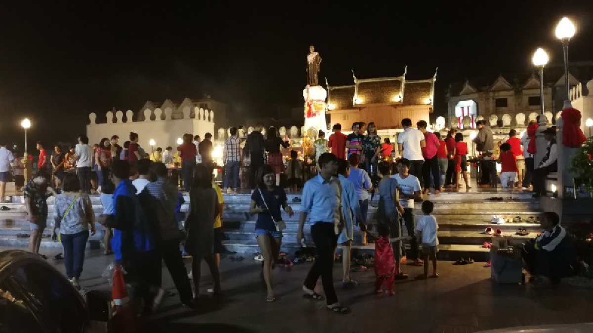 ชาวไทยเชื้อสายจีนในโคราช พาครอบครัวไหว้ขอพรย่าโมและศาลเจ้าต่าง ๆ ในเทศกาลตรุษจีน (มีคลิป)