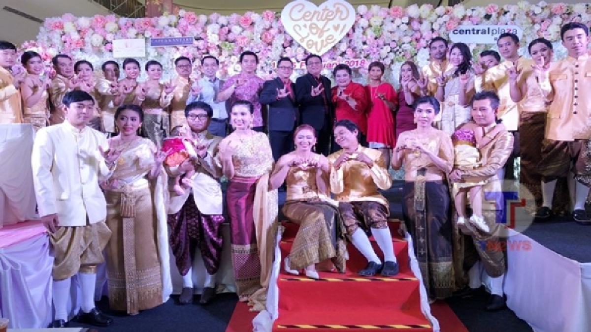 บ่าวสาว 11 คู่ วิวาห์หมู่ ในห้างดังกลางเมือง (มีคลิป)