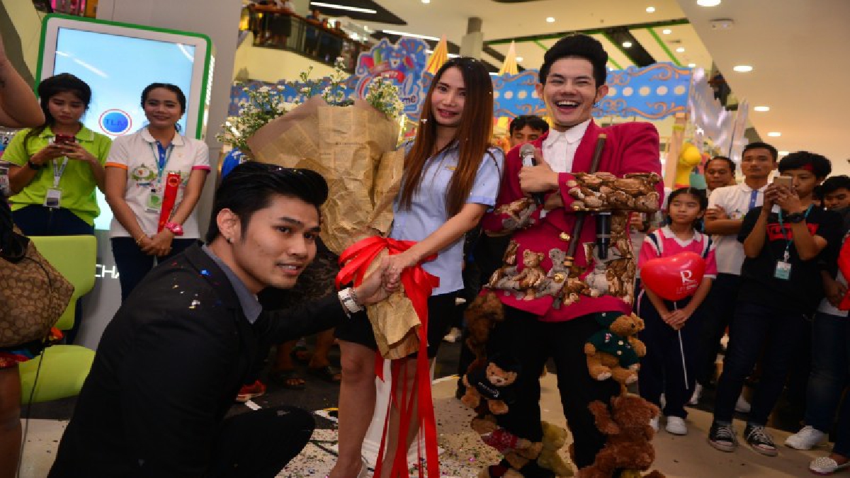 เก่ง เดอะวอยซ์ จับมือหนุ่มไอทีทำเซอร์ไพรส์แฟนสาวขอแต่งงานกลางคอนเสิร์ตในห้างดังเรียกเสียงเชียร์ดังกึกก้อง(คลิป)