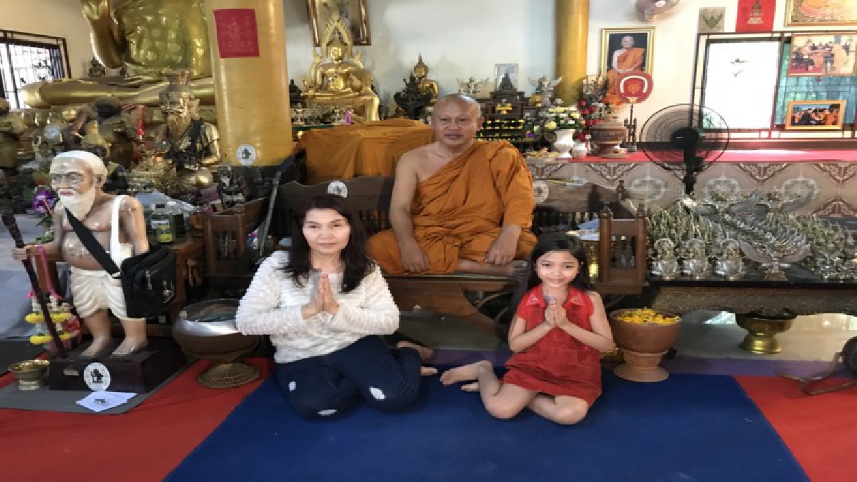 น้อง ซินดี้ ดาราละครอุทัยเทวี เข้ากราบนมัสการพระอาจารย์แดงเจ้าของฉายานิ้วมหามงคลพร้อมครอบครัว