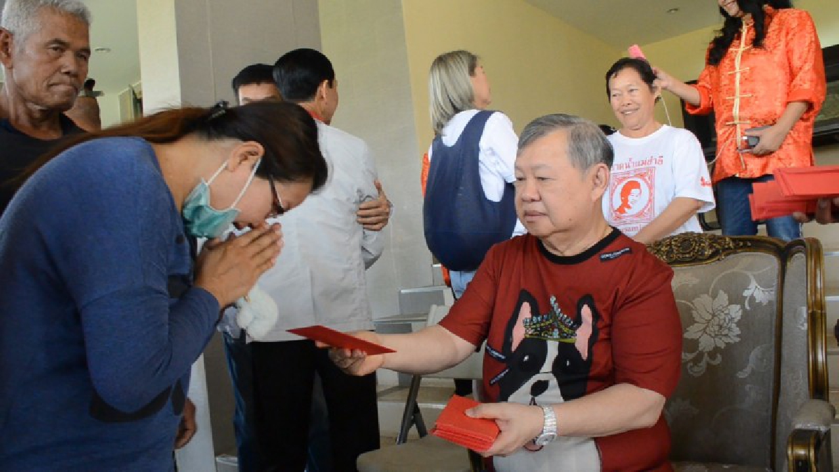 เสี่ยตี๋ "ปรีชา ชัยรัตน์" นักบุญ ขวัญใจคนจน แจกอั่งเปาแก่ประชาชน ตรุษจีนปีนี้ จำนวน 8 ล้านบาท (ชมคลิป)