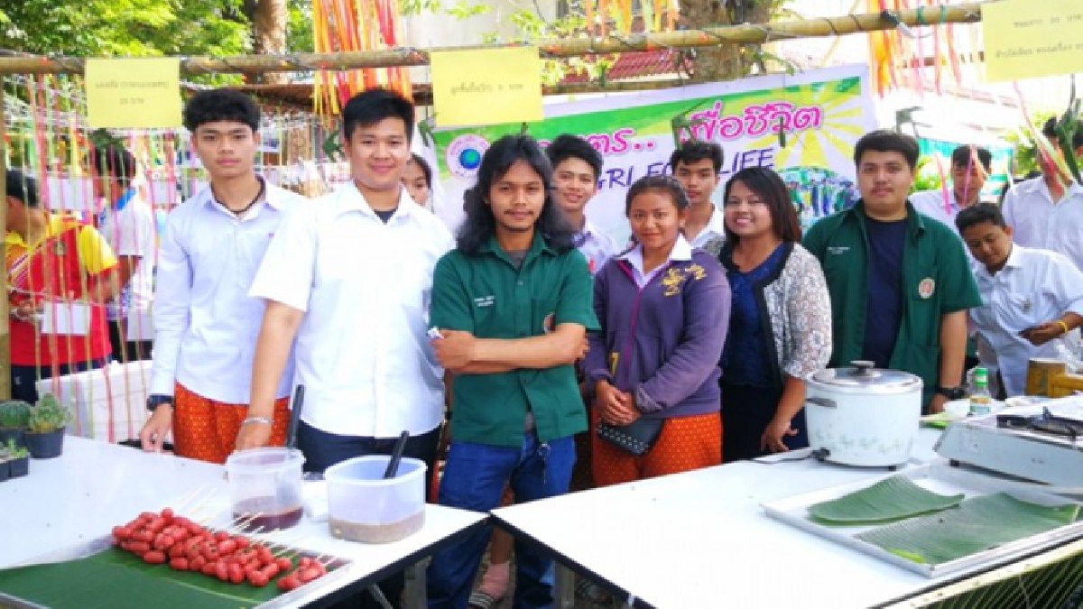 มหาลัยราชภัฏนครศรีธรรมราช !! เปิดกิจกรรมตลาดน้ำพระอุศิลปวัฒนธรรมเพื่่อสร้างรายได้นักศึกษา (ชมคลิป)