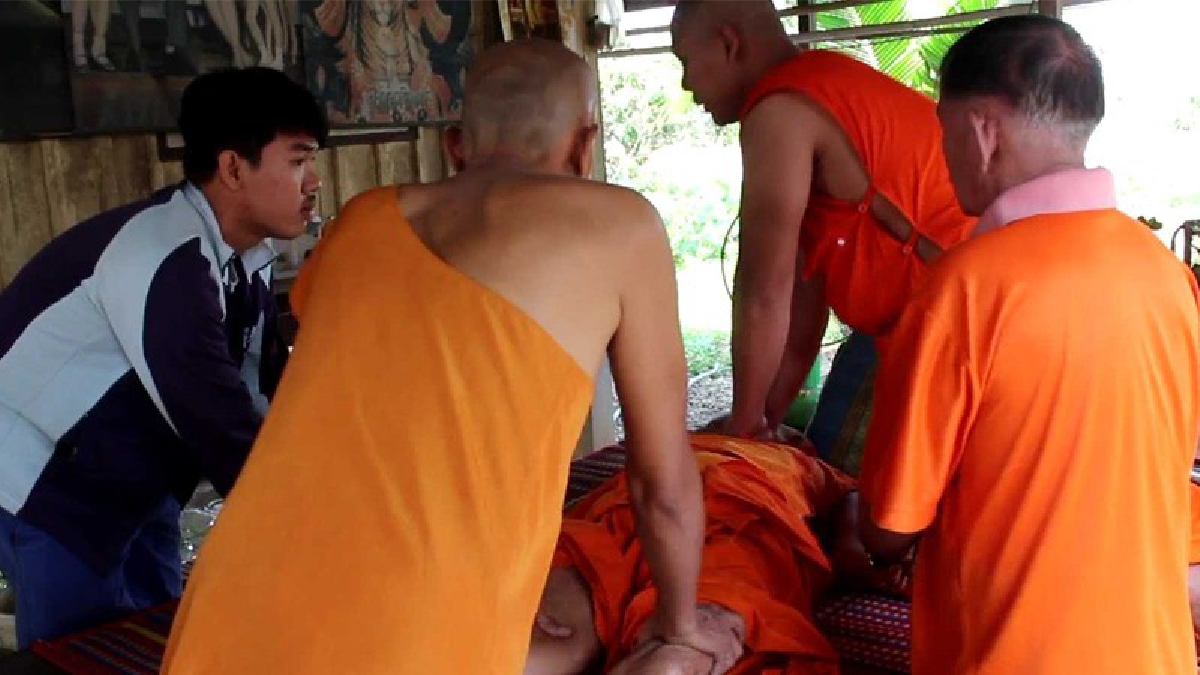 นาทีชีวิต ! พระวูบขณะนั่งสนทนากับโยม เร่งปั๊มหัวใจช่วยชีวิตจนฟื้นขึ้นมาได้ แต่สุดท้ายเสียชีวิตขณะนำตัวไปโรงพยาบาล (ชมคลิป)