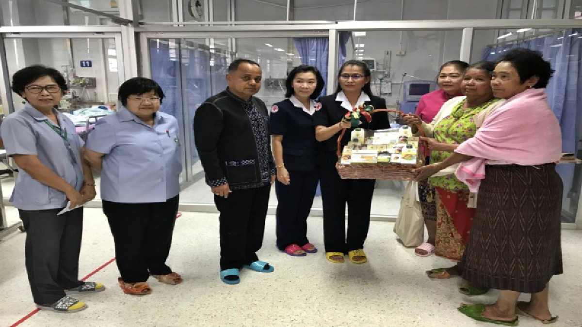 กำลังใจสำคัญที่สุด ! ผู้ว่าฯชัยภูมิ นำคณะเร่งรุดเยี่ยมเยียวยาเหยื่อไฟไหม้บ้าน อาการสาหัส หลังเข้าไปช่วยลูกวัย 3 ขวบ ถูกเผาเกรียม..!?? (คลิป)