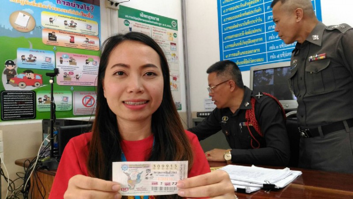 สาวแบงก์กรุงไทย จ.อุดรธานี ฝันพารวย..ถูกรางวัลที่ 1 รับ 6 ล้าน กลับไปเยี่ยมญาติสามีที่ จ.พะเยา แวะไหว้พระที่วัดศรีโคมคำ (ชมคลิป)