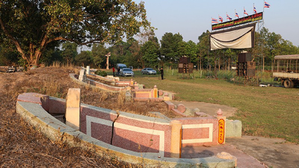 ฉายหนังกลางแปลงในสุสานให้วิญญาณบรรพบุรุษดู บรรยากาศชวนขนหัวลุก งานนี้ต้องคล้องพระมาด้วย (ชมคลิป)