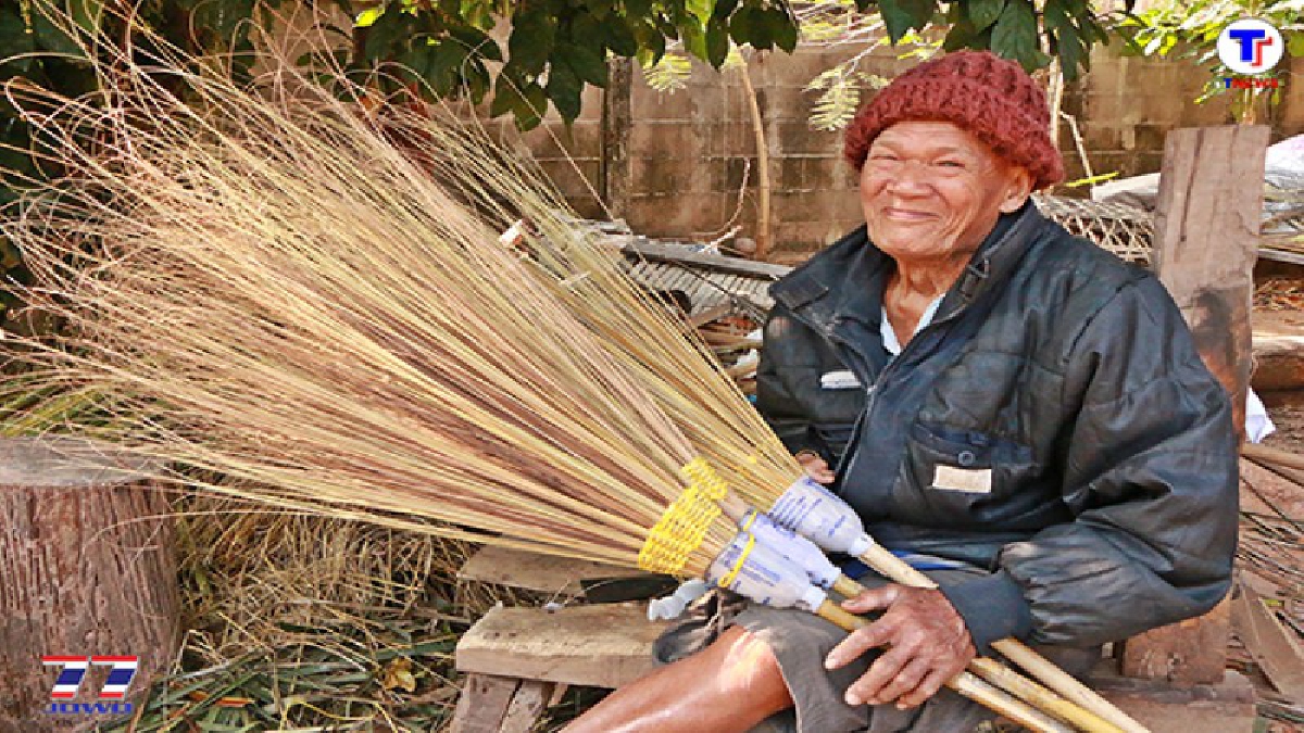 ใครจะรู้ไม้กวาดทางมะพร้าวReuse ใช้ขวดน้ำจากกองขยะประยุกต์กับด้ามไม้ไผ่จะมั่นคงแข็งแรง ไม่หลุดหลุ่ย กวาดใบไม้ร่วงช่วงนี้! กันไฟป่าลุกลาม