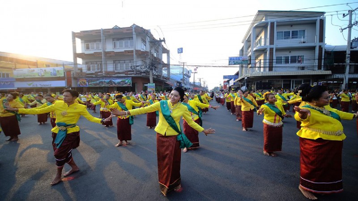สุดยิ่งใหญ่!! อลังการ..นางรำกว่า 1,634 ชีวิต รำบวงสรวง อนุสาวรีย์หลวงไชยสุริยง (เชียงไชย) เจ้าเมืองศีขรภูมิคนแรก (ชมคลิป)