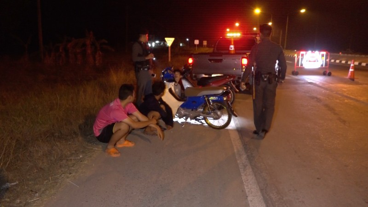 นั่งคอตกเป็นแถว ! ตำรวจขอนแก่นออกกวาดล้าง "เด็กแว้น" ตรวจยึดรถได้จากกลุ่มวัยรุ่น ที่ขับรถจักรยานยนต์รวมกลุ่มบนถนนเลี่ยงเมือง