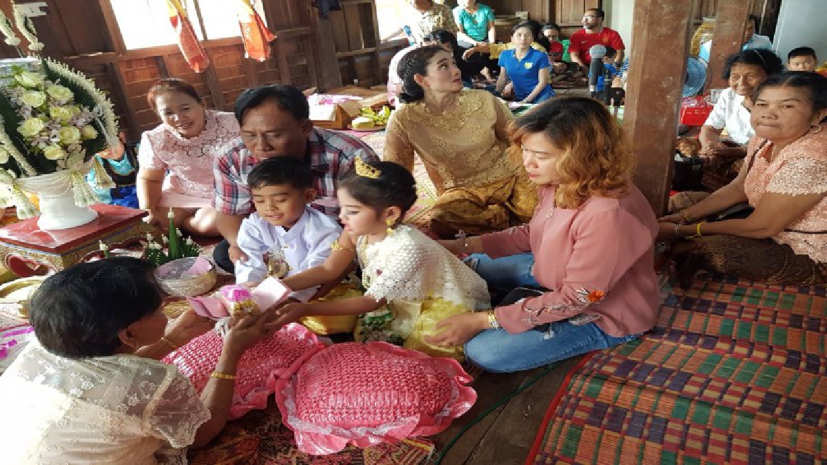ความเชื่อที่ยาวนาน ! แต่งงานลูกฝาแฝด จัดยิ่งใหญ่เหมือนคู่บ่าว-สาวจริงแขกร่วมงานกว่า 300คน (ชมคลิป)