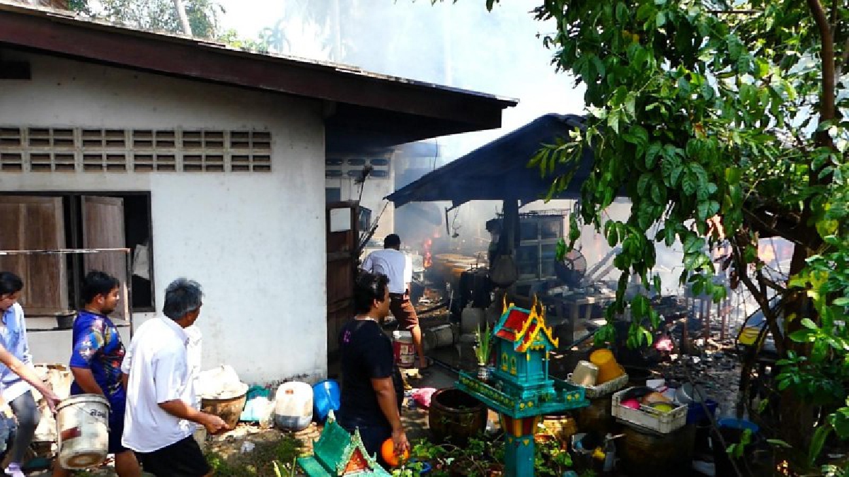 วอดรับหน้าร้อน ! ไฟไหม้กลางเมืองชุมพร บ้านนักข่าว สำนักงานประชาสัมพันธ์จังหวัด (ชมคลิป)