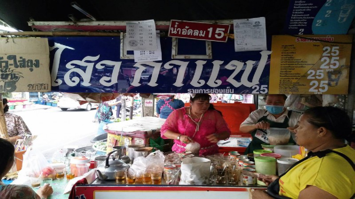 นครนายก !! แม่ค้าแต่งชุดผ้าไทยขายกาแฟโบราณลูกค้าชอบใจมาอุดหนุนกันแน่นร้าน ขายดีสุดๆ  (มีคลิป)