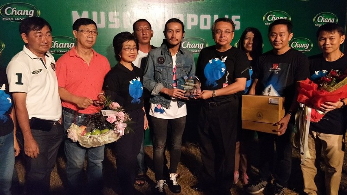 สุราษฎร์ฯได้งบประมาณ 136.5 ล้านบาทจาก โครงการก้าวคนก้าว ผู้ว่าฯมอบโล่ คนดีศรีสุราษฎร์" ให้ตูนบอดี้สแลม กระแสฟีเวอร์ยังไม่จางหาย (มีคลิป)