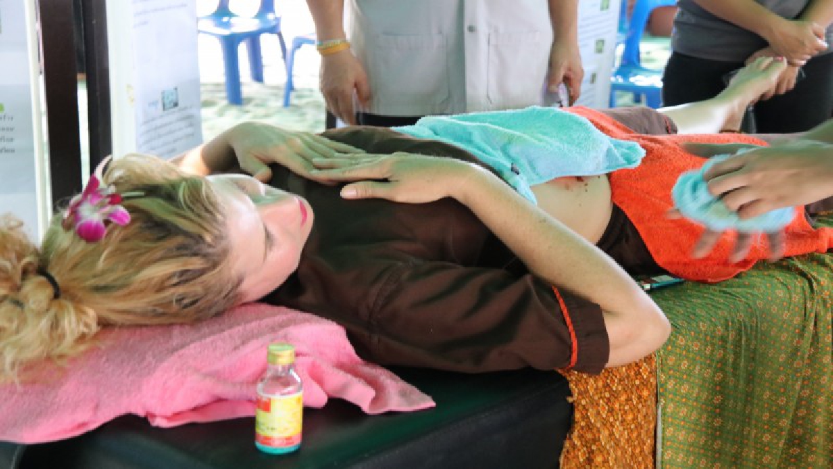 เผายารักษาปวดหลัง ปวดท้องได้ผลที่เกาะกูด ในโครงการหน่วยแพทย์เคลื่อนที่ พอ.สว. คนไข้ทั้งไทยและต่างชาติ เข้าคิวแน่น (มีคลิป)
