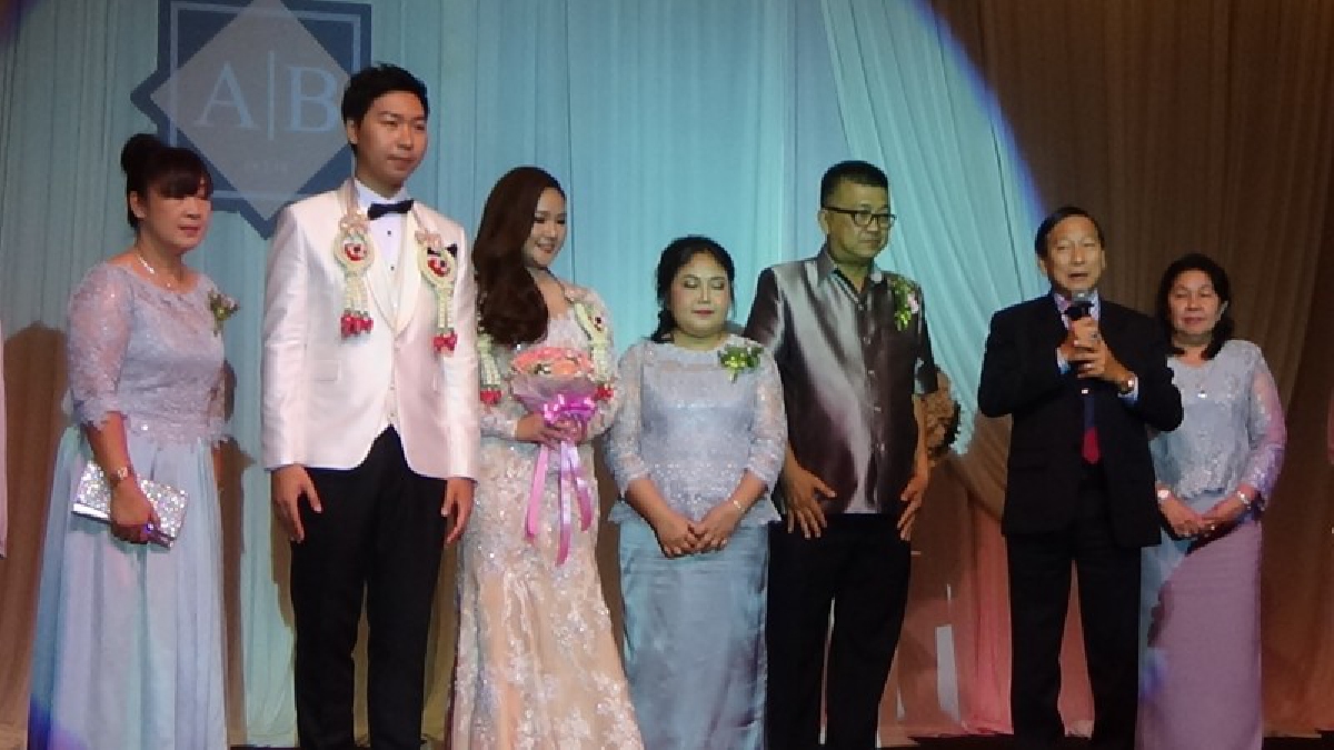 เจ้าของสถานบันเทิง-หอพัก ย่านนิคมอุตสาหกรรมฉลองสมรสลูกสาว-ลูกเขยยิ่งใหญ่!!!  (มีคลิป)