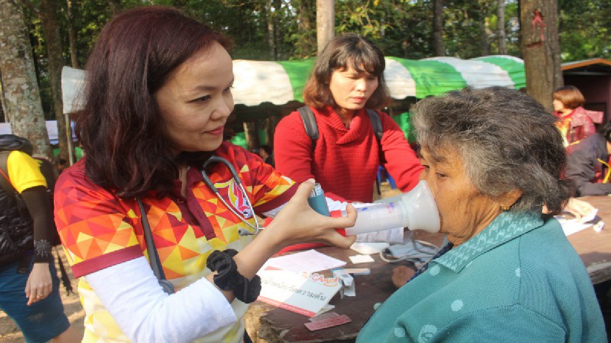 ปทุมธานี ทีมแพทย์อาสา รพ.ธรรมศาสตร์ออกหน่อยเคลื่อนที่ตรวจสุภาพชาวเขาจากปัญหาหมอกควัน
