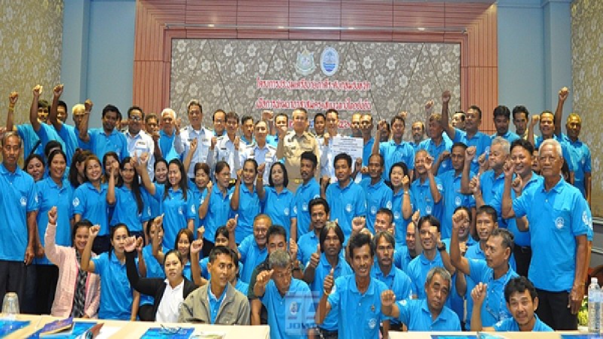 พ่อเมืองคนดี วอนช่วยกันดูแลพะยูน-โลมา ด้านกรมทรัพยากรทางทะเลและชายฝั่งเร่งสร้างอาสาสมัครพิทักษ์ทะเลดูแลชายฝั่งสุราษฎร์/ชุมพร (มีคลิป)